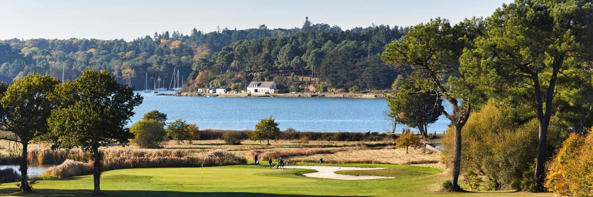 Jouer au golf près de la mer